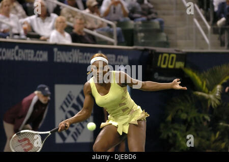 20. Juli 2004; Carson, Kalifornien, USA; SERENA WILLIAMS während ihr Viertelfinale 4-6, 6-3, 6-3 Sieg über Vera Zvonerava bei der JP Morgan Chase Open im Home Depot Center. Williams setzt auf das Halbfinale am Samstag. Heutige Attendence Zahlen bedeuten einen Anstieg der live Teilnahme an professionellen Damentennis in L.A. mit mehr als 7 749 Menschen in Atttendence (ein neuer Rekord für outdoor bei Stockfoto