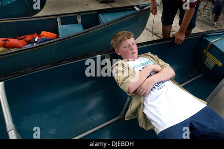 21. August 2004; San Antonio, TX, USA; Eric Vickers, 12, der junge Pfadfindergruppe 194 fängt ein paar Winks nach der Teilnahme an der 2004 Ford Kanu Challenge auf dem San Antonio River am Riverwalk. Stockfoto