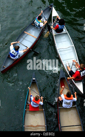 21. August 2004; San Antonio, TX, USA; Kinder, die Teilnahme an der 36. jährliche Ford Kanu Challenge Paddel ihren Weg stromabwärts San Antonio am Riverwalk. Das Rennen begann um St.-Josephs Landung in der Nähe der Chamber Of Commerce. Stockfoto