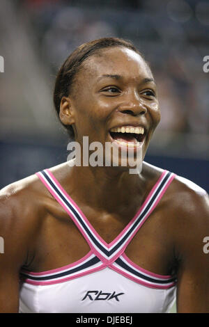 22. Juli 2004; Los Angeles, Kalifornien, USA; VENUS WILLIAMS winkt der Menge nach dem Sieg über Elena Likhovtseva (Russland) 6-1, 6-1 in der JP Morgan Chase Open 2004 im Home Depot Center in Carson. Stockfoto