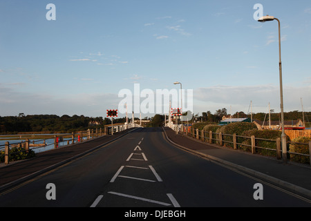 Straße aus Yarmouth über Drehbrücke über Fluss Yar Yarmouth Isle Of Wight Hampshire England Stockfoto