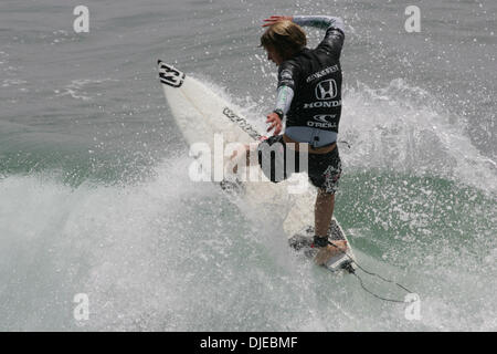 1. August 2004; Huntington Beach, CA, USA; Australische Surfer TAJ BURROW fängt eine Welle mit Stil und gewinnt die HONDA US Open 2004 Surfing Championships am Huntington Beach. Stockfoto