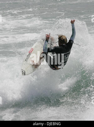 1. August 2004; Huntington Beach, CA, USA; Australische Surfer TAJ BURROW fängt eine Welle mit Stil und gewinnt die HONDA US Open 2004 Surfing Championships am Huntington Beach. Stockfoto