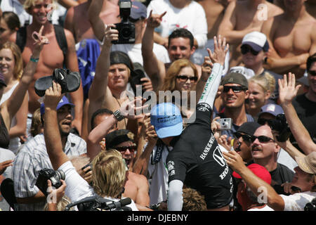 1. August 2004; Huntington Beach, CA, USA; Australische Surfer TAJ BURROW begrüßt das Publikum, nachdem er HONDA US Open 2004 Surfen Meisterschaften am Huntington Beach gewinnt. Stockfoto