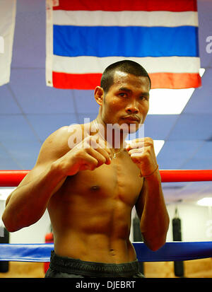 2. August 2004; Glendale, Kalifornien, USA; Thailands YODSANAN NATHACHAI (42-2-1) stellt sich nach dem Training in Glendale, Kalifornien. Er wird Steve Forbes (24-2) für den WBA-Super-Federgewicht-Titel am 7. August Gesicht. 2004 in Connecticut. Stockfoto