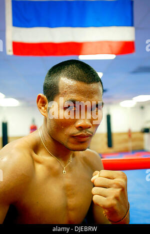 2. August 2004; Glendale, Kalifornien, USA; Thailands YODSANAN NATHACHAI (42-2-1) stellt sich nach dem Training in Glendale, Kalifornien. Er wird Steve Forbes (24-2) für den WBA-Super-Federgewicht-Titel am 7. August Gesicht. 2004 in Connecticut. Stockfoto