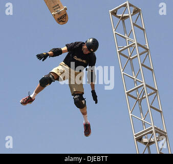 5. August 2004; Los Angeles, Kalifornien, USA; Pro Skateboarder TONY HAWK Praktiken auf dem Skateboard Big Air Mega-Rampe bei X Games X. Stockfoto