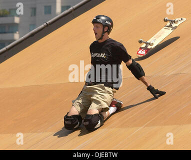 5. August 2004; Los Angeles, Kalifornien, USA; Pro Skateboarder TONY HAWK Praktiken auf dem Skateboard Big Air Mega-Rampe bei X Games X. Stockfoto