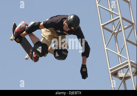 5. August 2004; Los Angeles, Kalifornien, USA; Pro Skateboarder TONY HAWK Praktiken auf dem Skateboard Big Air Mega-Rampe bei X Games X. Stockfoto