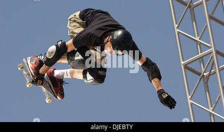 5. August 2004; Los Angeles, Kalifornien, USA; Pro Skateboarder TONY HAWK Praktiken auf dem Skateboard Big Air Mega-Rampe bei X Games X. Stockfoto