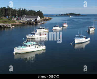 Traditionelle New England Lobster Boote vertäut auf eine cal sonnigen Sonntag in Corea Maine, USA Stockfoto