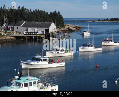 Traditionelle New England Lobster Boote vertäut auf eine cal sonnigen Sonntag in Corea Maine, USA Stockfoto