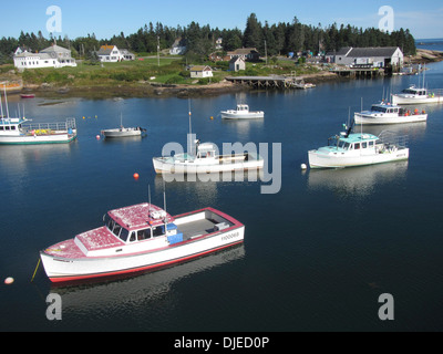 Traditionelle New England Lobster Boote vertäut auf eine cal sonnigen Sonntag in Corea Maine, USA Stockfoto