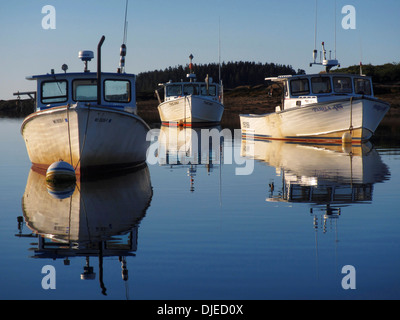 Traditionelle New England Lobster Boote vertäut auf eine cal sonnigen Sonntag in Corea Maine, USA Stockfoto