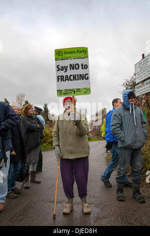 Barton Moss, Eccles, Manchester, UK. 27. November 2013.   IGas Energie Bohrgerät Website & Eco-Schutz Protest CP am Barton Moss in Salford, Manchester. Fracking Fokus rückt nach Nordwesten, wo IGas Energie bald zu bohren, um Methan zu erkunden beginnen will. Eine Reihe von Anti-Fracking Anti-Schiefergas Gruppe protestiert bei der Ankunft der Bohrausrüstung Gasbohrungen bauseits in Salford. IGas hat die Berechtigung von Salford und Trafford Rat für Explorationsbohrungen für Kohle-Bett Methan Gewinnung und an einem angrenzenden Ort in Davyhulme. Bildnachweis: Mar Photographics/Alamy Live-Nachrichten Stockfoto