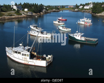 Traditionelle New England Lobster Boote vertäut auf eine cal sonnigen Sonntag in Corea Maine, USA Stockfoto