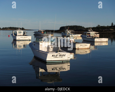 Traditionelle New England Lobster Boote vertäut auf eine cal sonnigen Sonntag in Corea Maine, USA Stockfoto