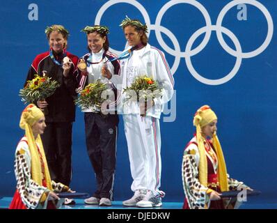 KRT Sport Geschichte SLUGGED: OLY-schwimmen KRT Foto von KARL MONDON/CONTRA COSTA TIMES (16 August) Athen - Goldmedaillengewinner Natalie Coughlin, Center, steht mit Silbermedaillengewinner Kirsty Coventry von Simbabwe und Bronzemedaillengewinner Laure Manaudou Frankreichs nach der 100-Meter-Rückenschwimmen auf Montag, 16. August 2004, während der Olympischen Spiele 2004 in Athen, Griechenland. (Gsb) 2004 (Credit Im Stockfoto