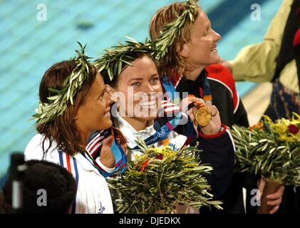 KRT Sport Geschichte SLUGGED: OLY-schwimmen KRT Foto von KARL MONDON/CONTRA COSTA TIMES (16 August) Athen - Goldmedaillengewinner Natalie Coughlin, Center, feiert mit Silbermedaillengewinner Kirsty Coventry von Simbabwe, Recht, und Bronzemedaillengewinner Laure Manaudou Frankreichs nach der 100-Meter-Rückenschwimmen auf Montag, 16. August 2004, während der Olympischen Spiele 2004 in Athen, Griechenland. (Gsb) 200 Stockfoto