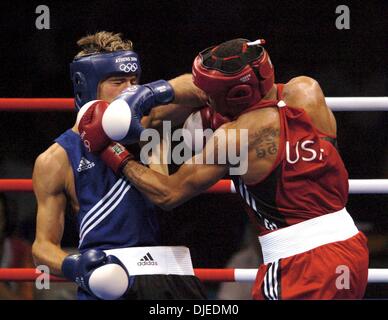 KRT Sport Geschichte SLUGGED: OLY-Boxen KRT Foto von KARL MONDON/CONTRA COSTA TIMES (19. August) Athen--Andre Ward der Vereinigten Staaten, rechten, Partituren ein Punkt in der 1. Runde gegen Clemente Russo Italiens verbinden. Ward advanced in der Männer Halbschwergewicht mit seinem 17-9 Sieg Donnerstag bei Peristreri Olympic Boxing Hall.  (ag) 2004 (Bild Kredit: Karl Mondon Stockfoto