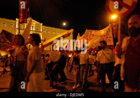 KRT WORLD NEWS STORY SLUGGED: OLY-PROTEST - KRT Foto von ALAN GRETH/CONTRA COSTA TIMES (AUGUST 27) Athen--Demonstranten vorbeigehen das Parlamentsgebäude in Athen Freitag, 27. August 2004. Die Gruppe, Anti-Kriegs-Parolen schreien war den Besuch von US-Außenminister Colin Powell protestiert. (ag) 2004. (Bild Kredit: Karl Mondon/Contra Costa Zeit/ZUMA Press) Stockfoto