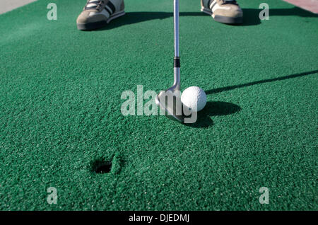 Sep 01, 2004; Los Angeles, Kalifornien, USA; Ein Golfer bereitet sich auf einen Golfball auf einer driving Range in Südkalifornien getroffen. Spiel Golf, Golf Club, Fahrer. Stockfoto