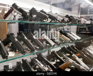 viele Waffen zum Verkauf in einen Waffenladen in den USA Stockfoto