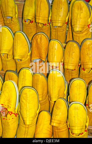 Viele handgemachte gelbe Sandalen zum Verkauf in einem lokalen Markt, Marokko Stockfoto