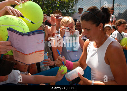 Sep 01, 2004; Flushing Meadows, New York, USA; Tennisspielerin JENNIFER CAPRIATI hat immer einen Moment, um Autogramme für die Fans nach ihrem Training auf die US Open Tennis Championships. Stockfoto