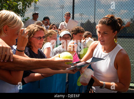 Sep 01, 2004; Flushing Meadows, New York, USA; Tennisspielerin JENNIFER CAPRIATI hat immer einen Moment, um Autogramme für die Fans nach ihrem Training auf die US Open Tennis Championships. Stockfoto