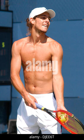 Sep 01, 2004; Flushing Meadows, New York, USA; Tennisspieler GASTON GAUDIO von Argentinien während seiner Praxis Session auf die US Open Tennis Championships. Stockfoto