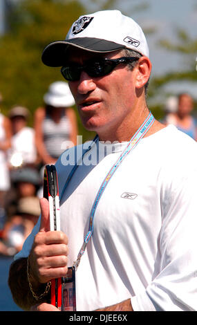 Sep 01, 2004; Flushing Meadows, New York, USA; BRAD GILBERT, Trainer von Andy Roddick Roddicks Training bei den US Open Tennis Championships. Stockfoto