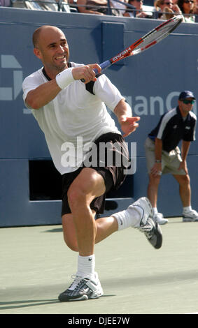 Sep 02, 2004; Flushing Meadows, New York, USA; Tennis-star ANDRE AGASSI der USA in seinem 2. Vorrundenspiel gegen Florian Mayer bei den US Open auf Donnerstag, 2. September 2004 in Flushing Meadows, NY. Mayer hatte in den Ruhestand wegen Verletzungen während des vierten Satzes mit Agassi 7-5, 6-2, 2-6, und dann 1: 0 im vierten Satz führt. Stockfoto