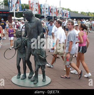 Sep 02, 2004; Flushing Meadows, New York, USA; Fans schauen Sie sich eine Statue an der USTA Tennis Center in Flushing Meadows, New York, während der 2. Runde der US Open. Stockfoto