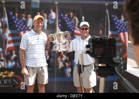 Sep 02, 2004; Flushing Meadows, New York, USA; Fans bekommen ihre Aufnahme mit der US Open Trophy im Pavillon im USTA Tennis Center bei den US Open in Flushing Meadows, NY. Stockfoto