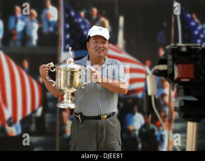 Sep 02, 2004; Flushing Meadows, New York, USA; Ein Fan bekommt sein Bild genommen mit der US Open Trophy im Pavillon an der USTA Tennis Center in Flushing Meadows, New York, während der US Open. Stockfoto
