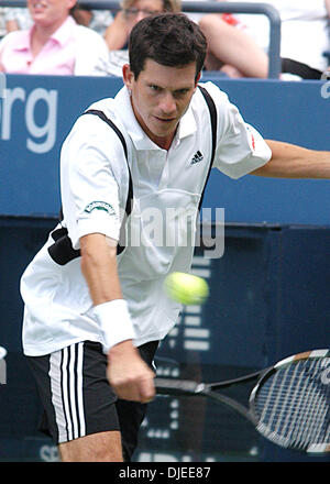 Sep 02, 2004; Flushing Meadows, New York, USA; TIM HENMAN von Großbritannien gibt einen Schuss an Jerome Golmard von Frankreich in ihrem 2. Vorrundenspiel bei den US Open in Flushing Meadows, NY zurück. Henman geschlagen Golmard 6-2, 6-4, 6-4, 7-6 (7: 1) voraus. Stockfoto