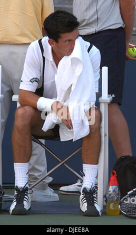 Sep 02, 2004; Flushing Meadows, New York, USA; TIM HENMAN von Großbritannien nimmt sich eine Auszeit in seinem 2. Vorrundenspiel gegen Jerome Golmard Frankreichs bei den US Open in Flushing Meadows, NY. Henman geschlagen Golmard 6-2, 6-4, 6-4, 7-6 (7: 1) voraus. Stockfoto