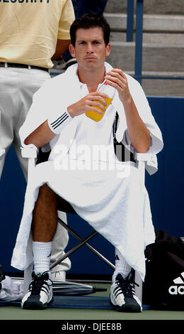 Sep 02, 2004; Flushing Meadows, New York, USA; TIM HENMAN von Großbritannien nimmt sich eine Auszeit in seinem 2. Vorrundenspiel gegen Jerome Golmard Frankreichs bei den US Open in Flushing Meadows, NY. Henman geschlagen Golmard 6-2, 6-4, 6-4, 7-6 (7: 1) voraus. Stockfoto
