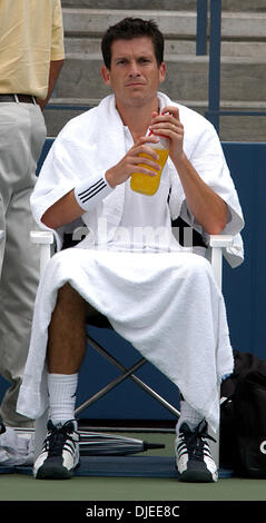 Sep 02, 2004; Flushing Meadows, New York, USA; TIM HENMAN von Großbritannien nimmt sich eine Auszeit in seinem 2. Vorrundenspiel gegen Jerome Golmard Frankreichs bei den US Open in Flushing Meadows, NY. Henman geschlagen Golmard 6-2, 6-4, 6-4, 7-6 (7: 1) voraus. Stockfoto