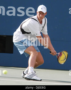 Sep 02, 2004; Flushing Meadows, New York, USA; FLORIAN MAYER von Deutschland in seiner 2. Vorrundenspiel gegen Andre Agassi der USA bei den US Open in Flushing Meadows, NY. Mayer hatte in den Ruhestand wegen Verletzungen während des vierten Satzes mit Agassi 7-5, 6-2, 2-6, und dann 1: 0 im vierten Satz führt. Stockfoto