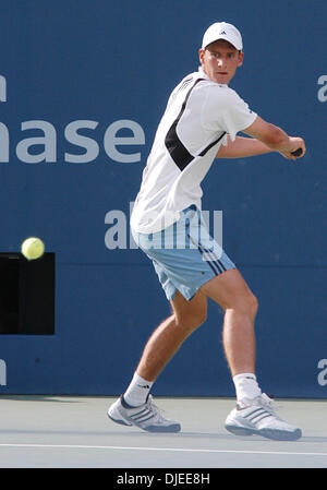Sep 02, 2004; Flushing Meadows, New York, USA; FLORIAN MAYER von Deutschland in seiner 2. Vorrundenspiel gegen Andre Agassi der USA bei den US Open in Flushing Meadows, NY. Mayer hatte in den Ruhestand wegen Verletzungen während des vierten Satzes mit Agassi 7-5, 6-2, 2-6, und dann 1: 0 im vierten Satz führt. Stockfoto
