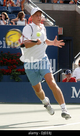 Sep 02, 2004; Flushing Meadows, New York, USA; FLORIAN MAYER von Deutschland in seiner 2. Vorrundenspiel gegen Andre Agassi der USA bei den US Open in Flushing Meadows, NY. Mayer hatte in den Ruhestand wegen Verletzungen während des vierten Satzes mit Agassi 7-5, 6-2, 2-6, und dann 1: 0 im vierten Satz führt. Stockfoto