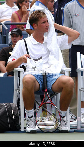 Sep 02, 2004; Flushing Meadows, New York, USA; FLORIAN MAYER von Deutschland nimmt sich eine Auszeit in seinem 2. Vorrundenspiel gegen Andre Agassi der USA bei den US Open in Flushing Meadows, NY. Mayer hatte in den Ruhestand wegen Verletzungen während des vierten Satzes mit Agassi 7-5, 6-2, 2-6, und dann 1: 0 im vierten Satz führt. Stockfoto