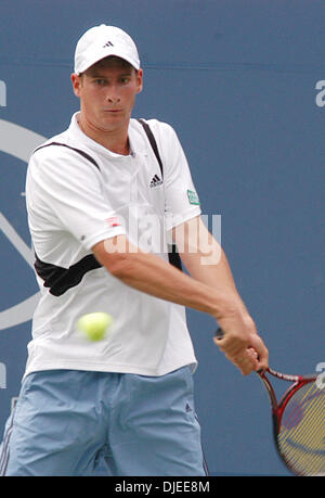 Sep 02, 2004; Flushing Meadows, New York, USA; FLORIAN MAYER von Deutschland in seiner 2. Vorrundenspiel gegen Andre Agassi der USA bei den US Open in Flushing Meadows, NY. Mayer hatte in den Ruhestand wegen Verletzungen während des vierten Satzes mit Agassi 7-5, 6-2, 2-6, und dann 1: 0 im vierten Satz führt. Stockfoto