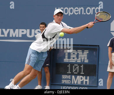 Sep 02, 2004; Flushing Meadows, New York, USA; FLORIAN MAYER von Deutschland in seiner 2. Vorrundenspiel gegen Andre Agassi der USA bei den US Open in Flushing Meadows, NY. Mayer hatte in den Ruhestand wegen Verletzungen während des vierten Satzes mit Agassi 7-5, 6-2, 2-6, und dann 1: 0 im vierten Satz führt. Stockfoto