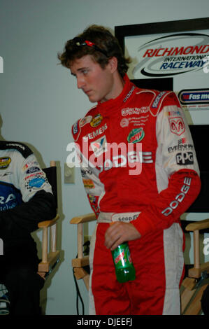 Sep 10, 2004; Richmond, VA, USA; KASEY KAHNE auf der Chevy Rock and Roll 400 Pressekonferenz nach der Qualifikation auf dem Richmond International Raceway. Stockfoto