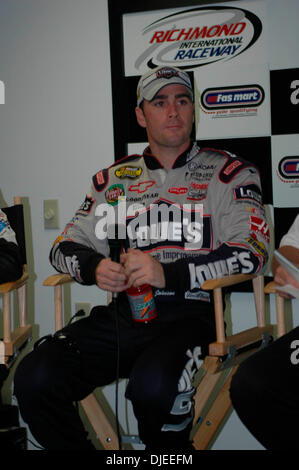 Sep 10, 2004; Richmond, VA, USA; JIMMY JOHNSON auf einer Pressekonferenz nach der Qualifikation ist komplett für den Chevy Rock and Roll 400 auf dem Richmond International Raceway. Stockfoto