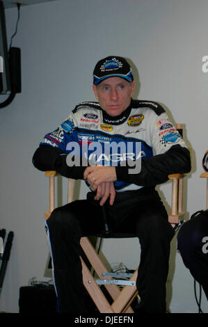 Sep 10, 2004; Richmond, VA, USA; MARK MARTIN während der Pressekonferenz nach der Qualifikation ist komplett für den Chevy Rock and Roll 400 auf dem Richmond International Raceway. Stockfoto