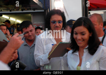 Sep 10, 2004; Richmond, VA, USA; GENE SIMMONS von der Rock-Band KISS hat einen Auftritt bei der Emerson Radio 250 auf dem Richmond International Raceway. Stockfoto